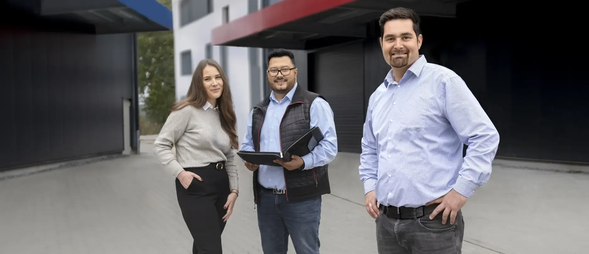 Das INNOTECH-Team vor dem Firmengebäude